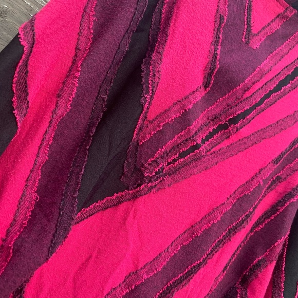 Jagged pink and black blouse - Picture 2 of 5